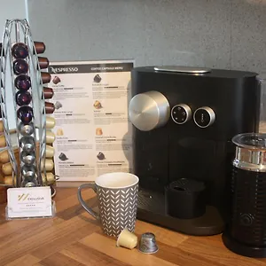 https://berwicks-house-nec-airport-stylish-3-bed-house-with-garden.hotelsin-nottingham.com