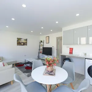 https://adbolton-house-apartments-sleek-stylish-brand-new-low-carbon.hotelsin-nottingham.com